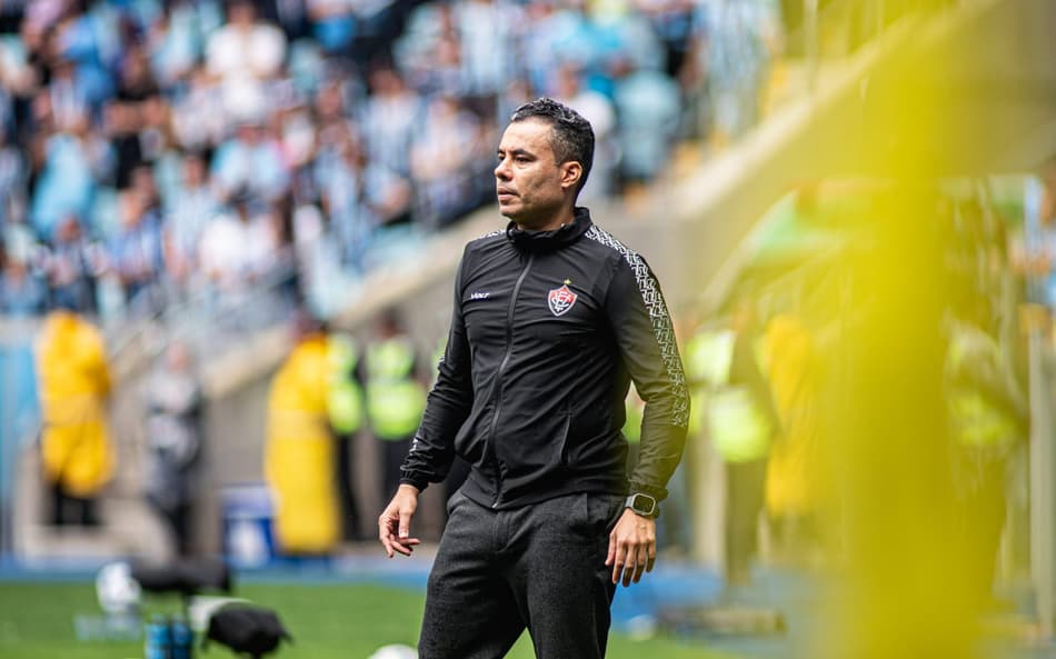 Jair Ventura comandou o Vitória contra o Grêmio (Foto: Victor Ferreira / EC Vitória)