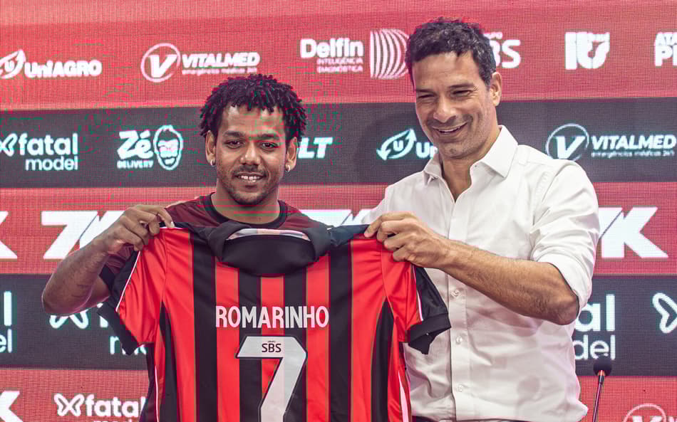 Romarinho com sua nova camisa ao lado do executivo de futebol Gustavo Vieira (Foto: Victor Ferreira / EC Vitória)