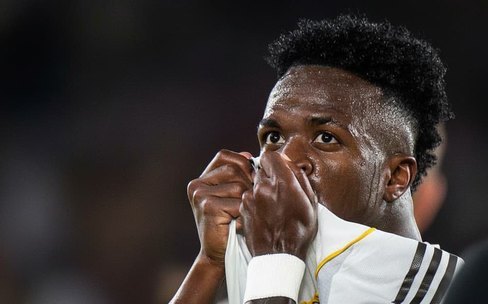 Vini Jr beijando o escudo do Real Madrid (Foto: AFP)