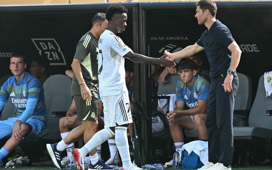 Vini Jr cumprimenta Xabi Alonso ao ser substituiído no Real Madrid contra o PSG, no Mundial (Foto: Paul Ellis/AFP)