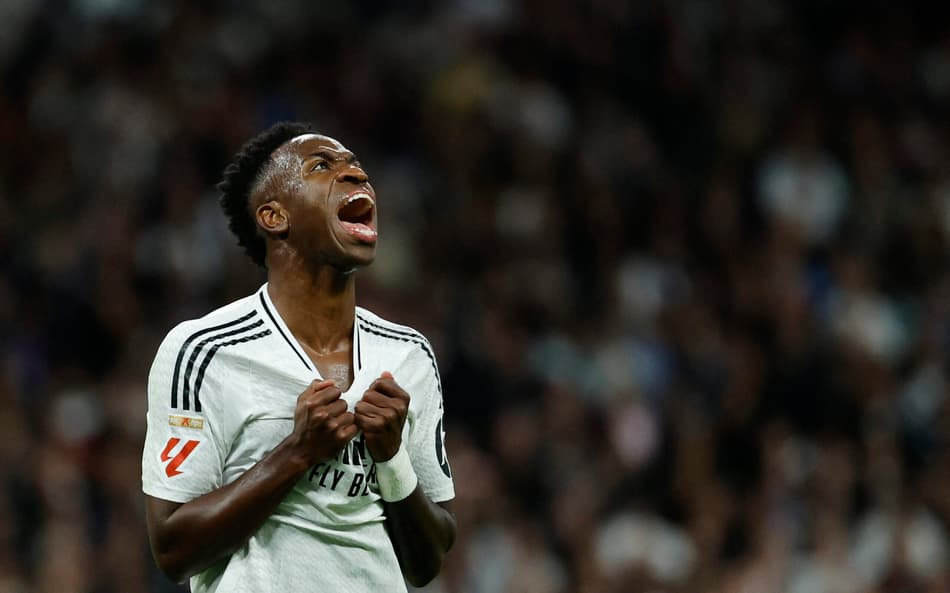 Vinícius Júnior se frustra com chance perdida em Real Madrid 0x4 Barcelona