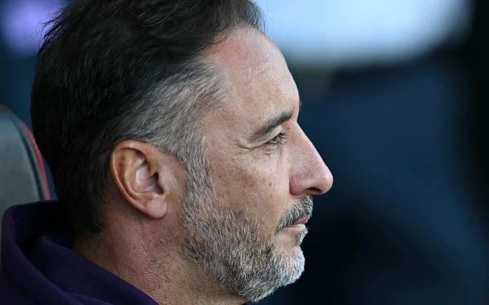 Vitor Pereira observa jogo entre Wolverhampton e Bournemouth, pela Premier League