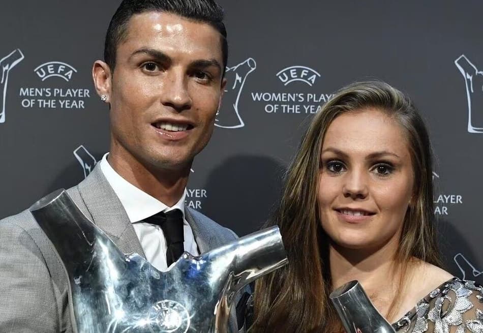 Ao lado de Cristiano Ronaldo, Lieke Martens recebeu prêmio de melhor jogadora do mundo em 2017. (Foto: UEFA/ Divulgação)