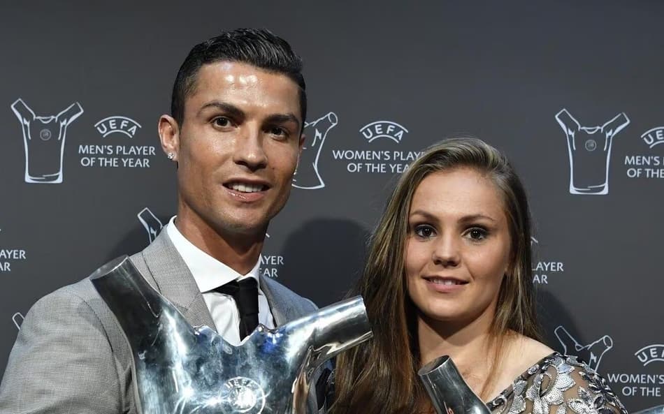 Ao lado de Cristiano Ronaldo, Lieke Martens recebeu prêmio de melhor jogadora do mundo em 2017. (Foto: UEFA/ Divulgação)