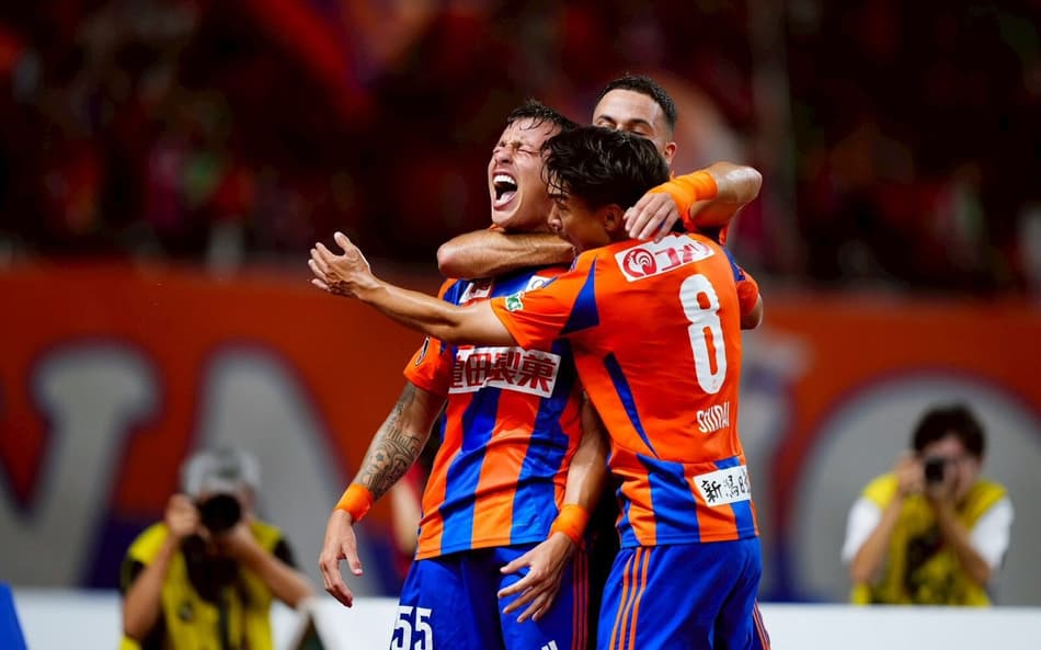 Moraes (centro) comemora gol por seu novo clube (Foto: Divulgação)