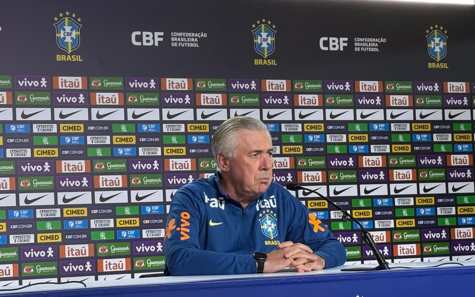 Carlo Ancelotti em entrevista coletiva (Foto: Leonardo Bessa/Lance!)
