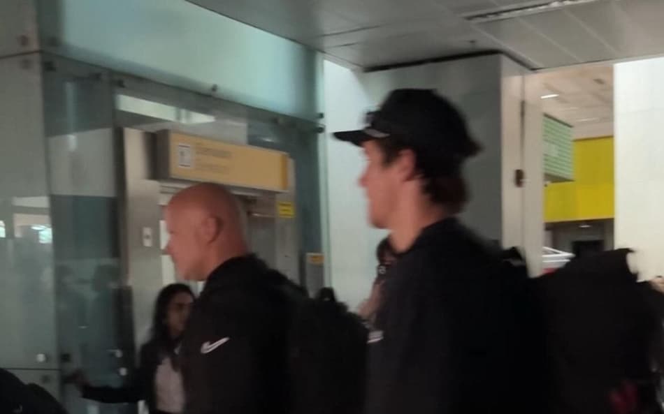 Los Angeles Chargers chegam em meio a apagão no aeroporto