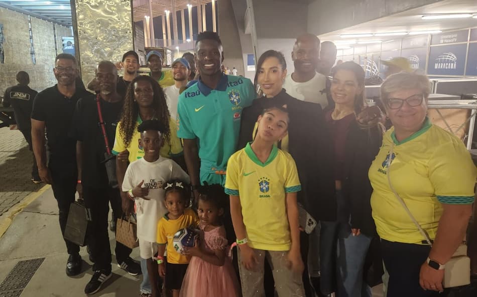 Luiz Henrique e seus familiares na saída do Maracanã (Foto: Márcio Iannacca / Divulgação)