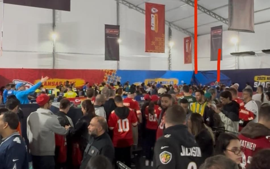 Loja oficial da NFL na Neo Química Arena ficou lotada durante o NFL Game, em São Paulo