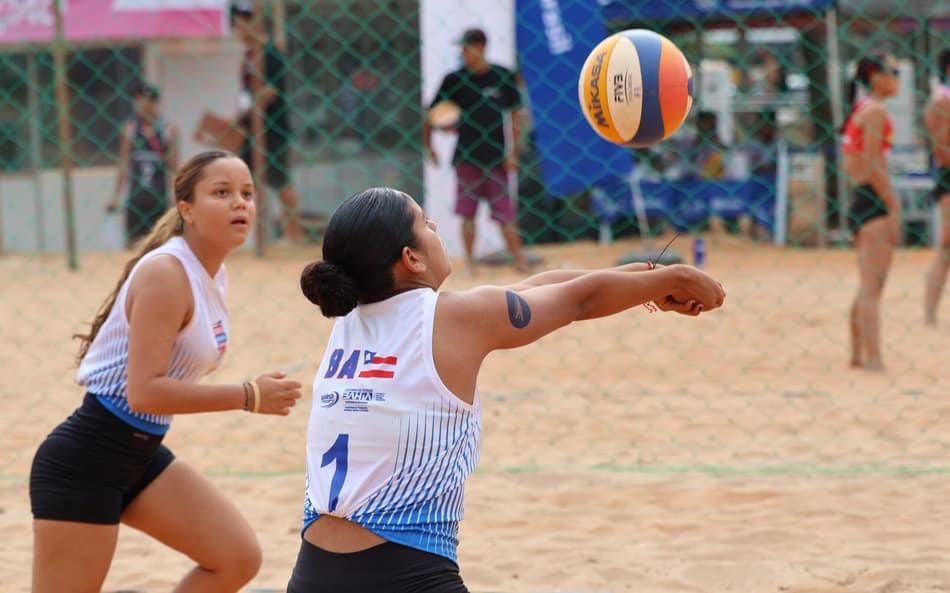 Observada por Samara, Suane recepciona a bola em uma das vitórias da Bahia no vôlei de praia (Foto: Maurício Viana/Ascom Sudesb)