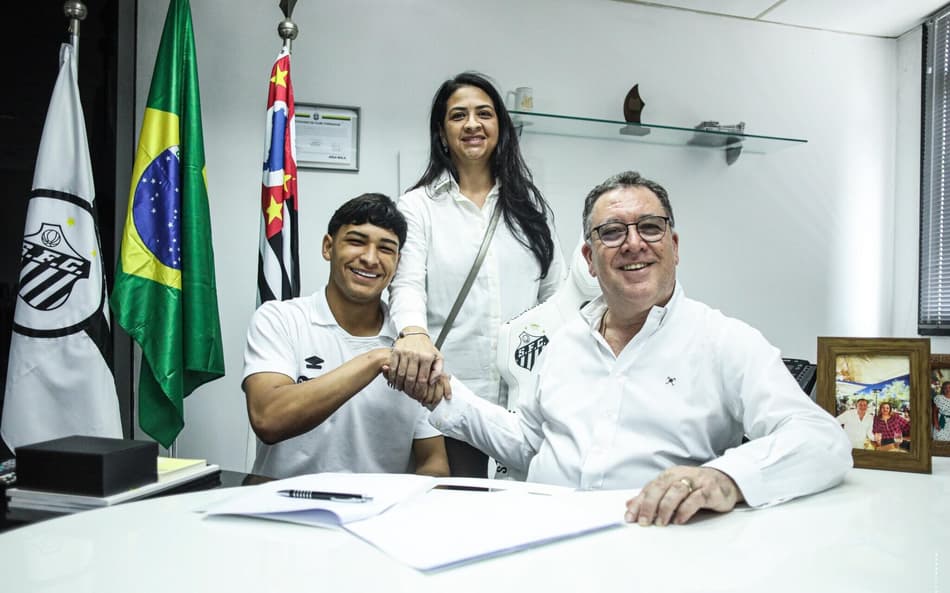 Arthur do Vale dá passo importante e assina primeiro contrato profissional (Foto: Reinaldo Campos/Santos FC)