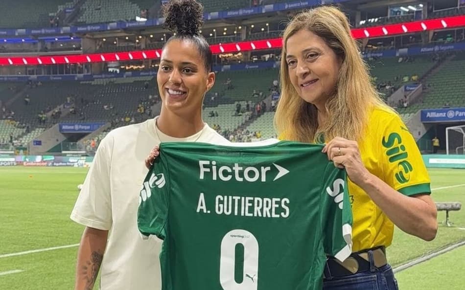 Amanda Gutierres e Leila Pereira, presidente do Palmeiras, durante homenagem. (Foto: Palmeiras/Divulgação)