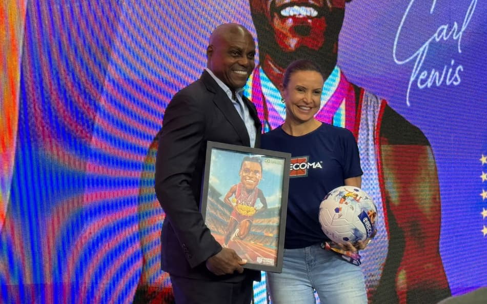 Carl Lewis e Maurren Maggi posaram no palco para celebrar o encontro na COB Expo 2025