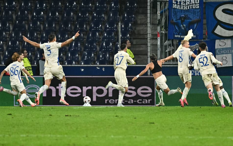 William Gomes e jogadores do Porto comemorando o gol do brasileiro (Foto: Joe Klamar/AFP)