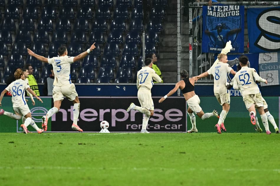 William Gomes e jogadores do Porto comemorando o gol do brasileiro (Foto: Joe Klamar/AFP)
