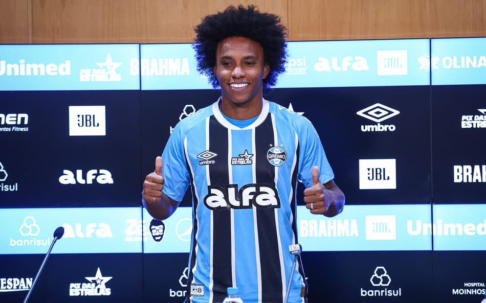 Willian posa para fotos com a camiseta do Grêmio. (Foto: Lucas Uebel/Grêmio FBPA)