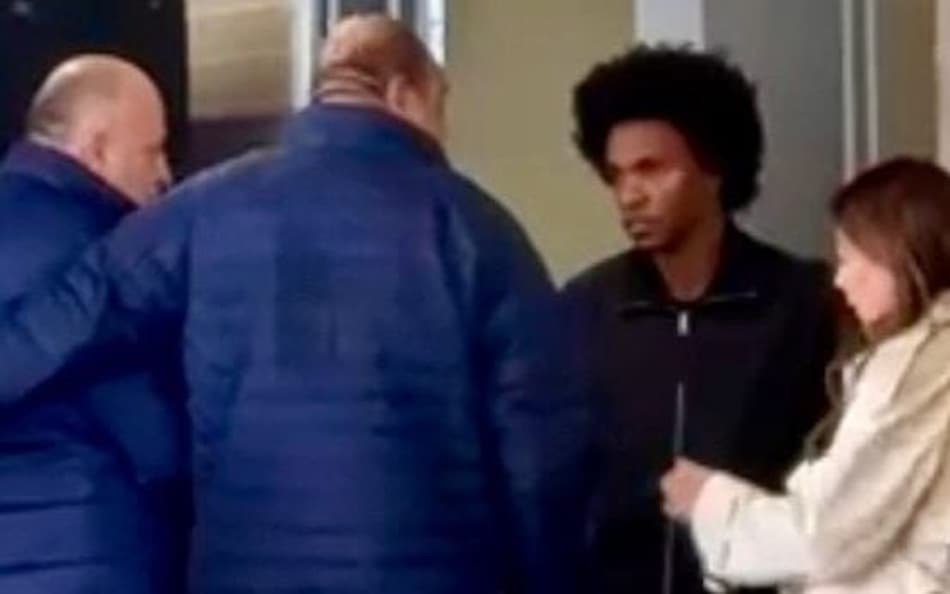 Willian foi recebido por funcionários do Grêmio no Aeroporto Salgado Filho, em Porto Alegre-RS. (Foto: Reprodução/Caju Tricolor)