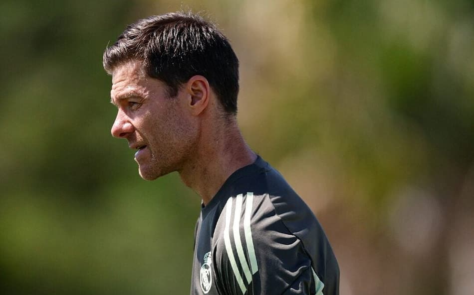 Xabi Alonso observa treino do Real Madrid às vésperas da estreia no Mundial de Clubes