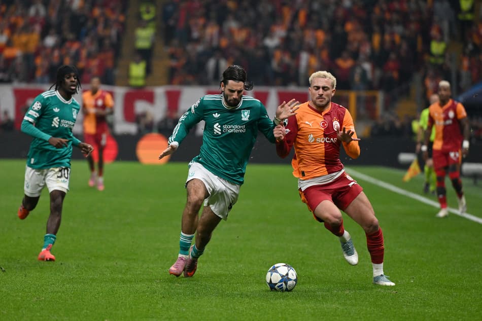 Yilmaz e Szoboszlai disputam bola em Galatasaray x Liverpool