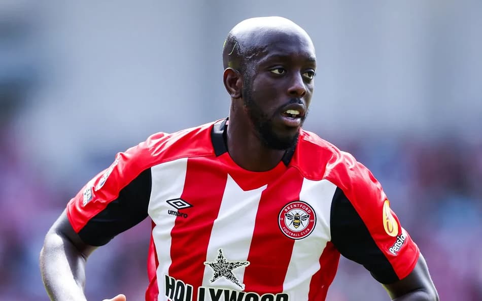 Alvo do Newcastle, Wissa em ação pelo Brentford (Foto: Reprodução/Brentford)