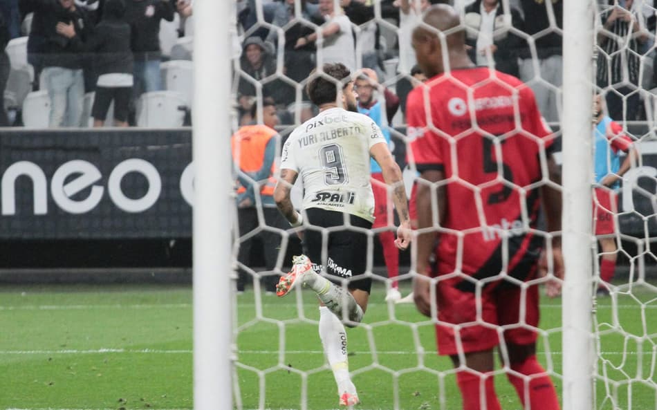Partida entre Corinthians e Athletico-PR pelo Brasileirão
