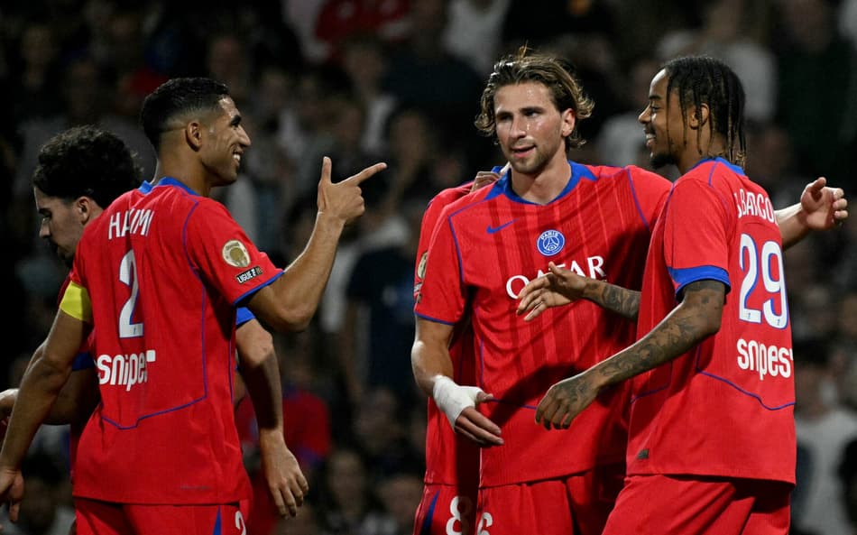 Zabarnyi comemora gol do PSG com Hakimi e Barcola