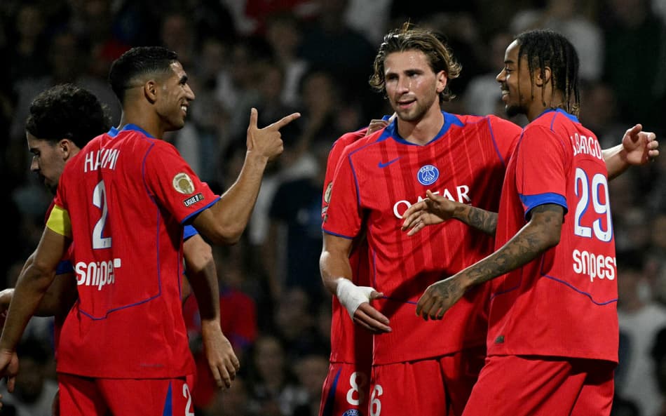 Zabarnyi comemora gol do PSG com Hakimi e Barcola