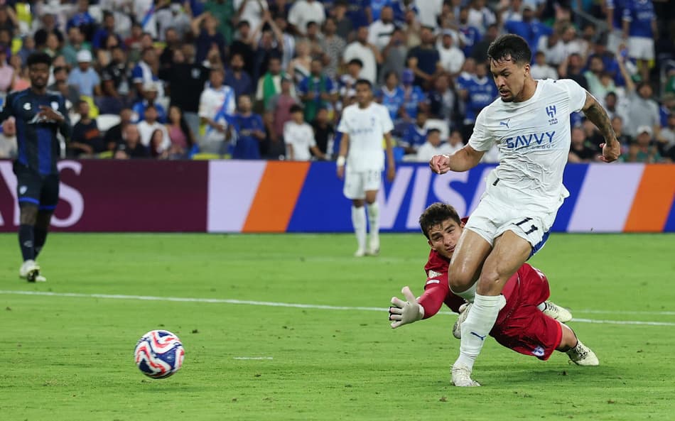 Marcos Leonardo em ação pelo Al-Hilal (Foto: Richard Pelham/Getty Images/AFP)