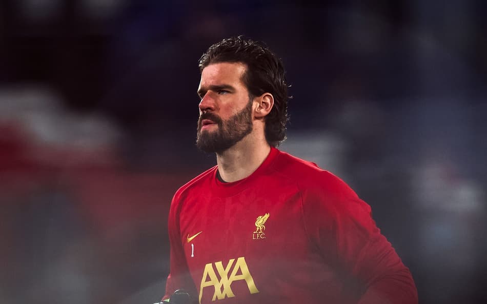 Alisson em ação pelo Liverpool na Champions League