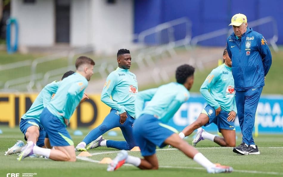 Carlo Ancelotti durante treino que definiu a escalação do Brasil