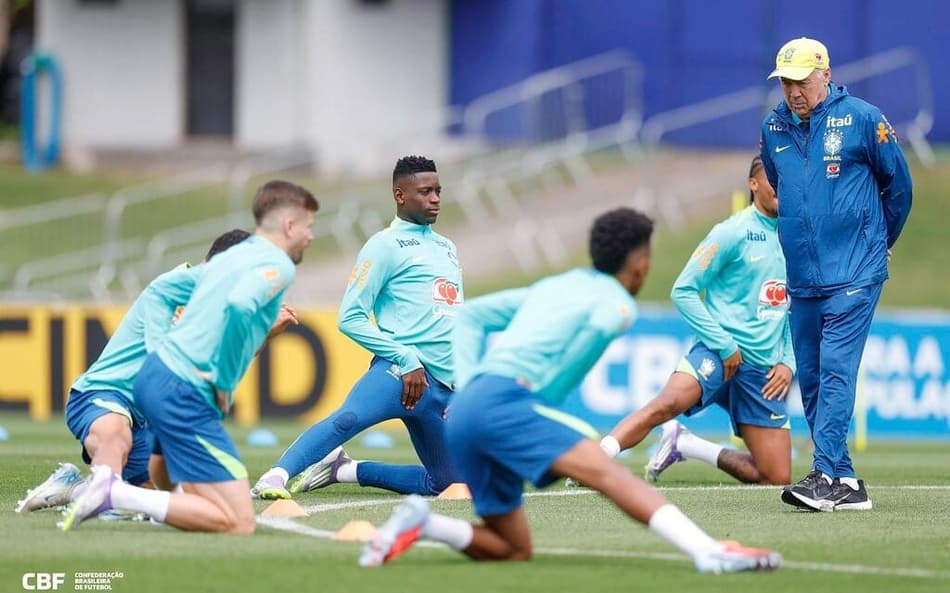 Carlo Ancelotti durante treino que definiu a escalação do Brasil