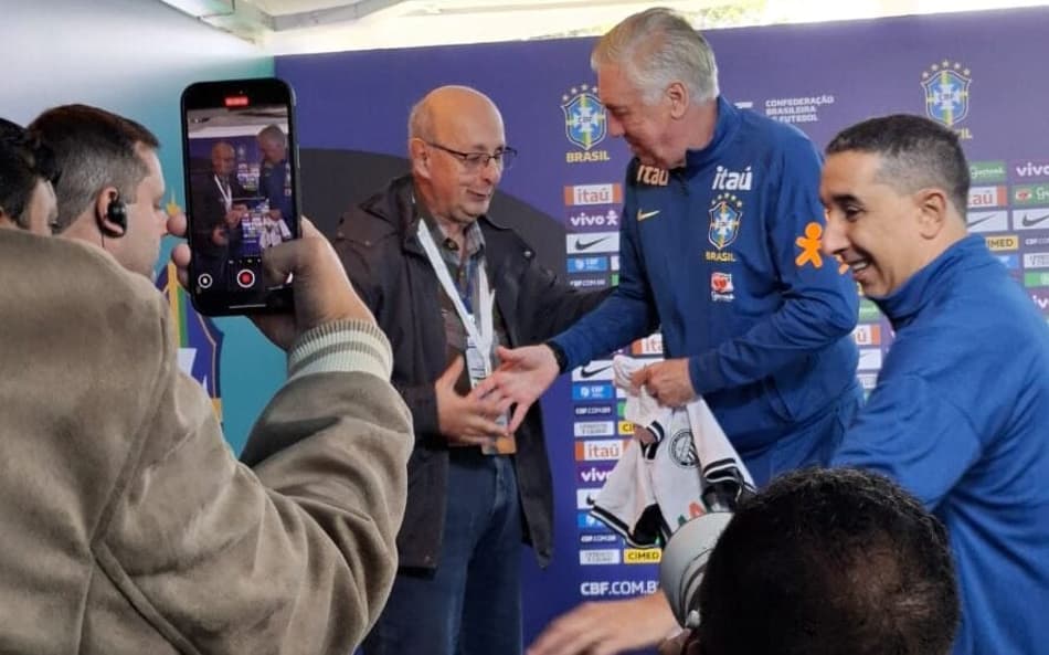 Carlo Ancelotti recebe camisa do Operário-PR