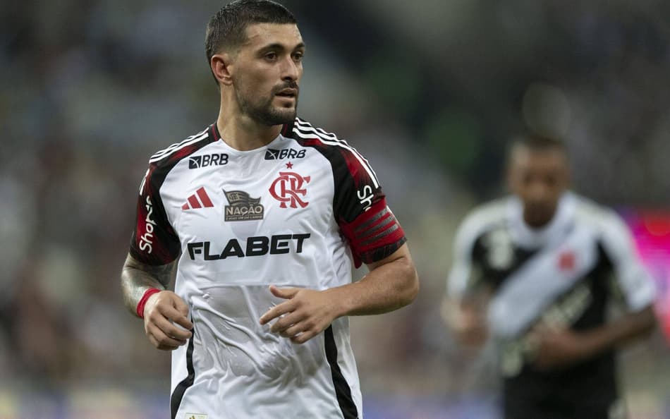 RJ - RIO DE JANEIRO - 19/04/2025 - CAMPEONATO BRASILEIRO SÉRIE A 2025, VASCO x FLAMENGO - O jogador do Flamengo, De Arrascaeta, durante a partida contra o Vasco, no estádio do Maracanã, no Rio de Janeiro, válida pelo Campeonato Brasileiro de 2025. Crédito: Jorge Rodrigues/AGIF