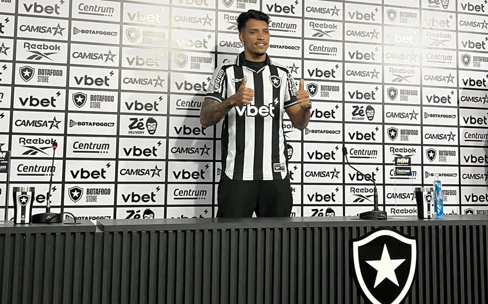 Gabriel Bahia, zagueiro do Botafogo, durante apresentação