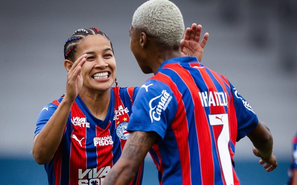 Cássia e Rhaizza comemoram gol do Bahia sobre o Bragantino pela Copa do Brasil Feminina (Foto: Letícia Martins/Bahia)