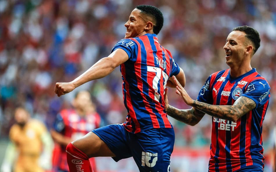 Tiago, do Bahia, comemora seu gol contra o Confiança na final da Copa do Nordeste