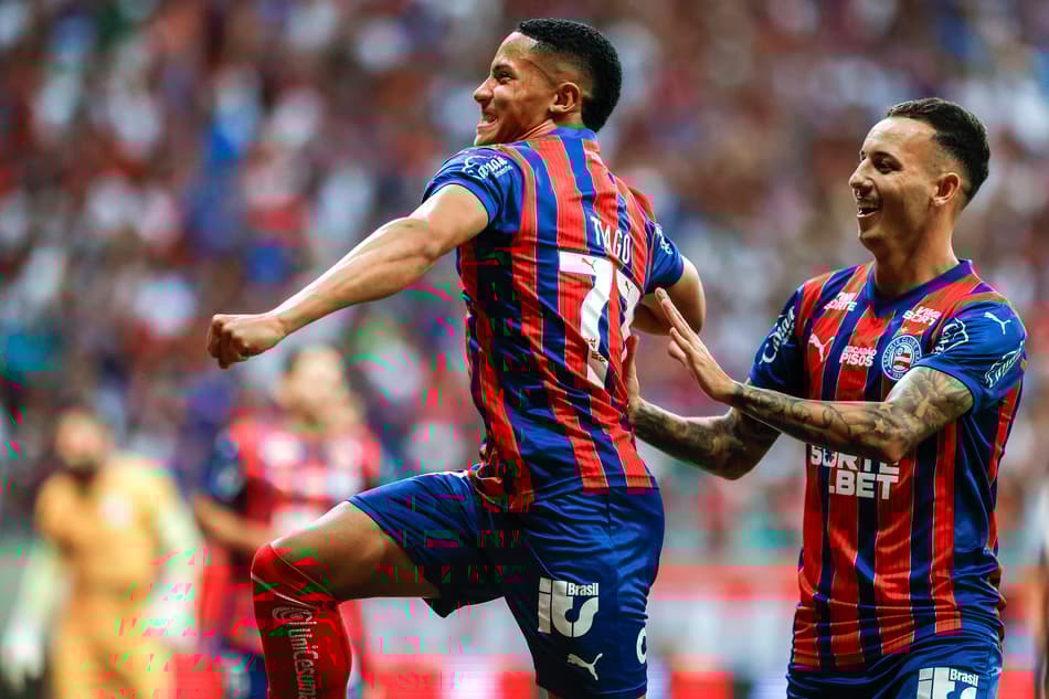 Tiago, do Bahia, comemora seu gol contra o Confiança na final da Copa do Nordeste