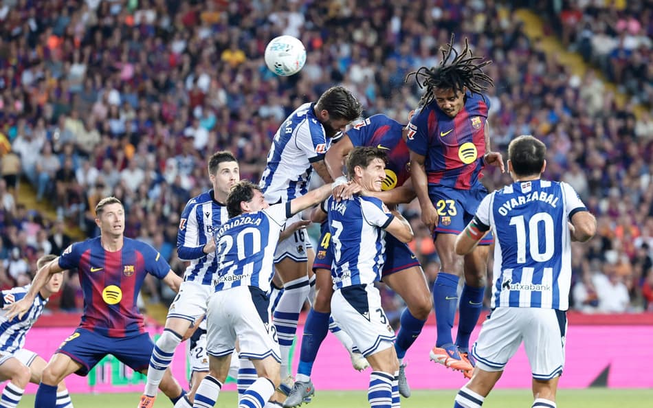 Gol de Jules Koundé gerou polêmica no duelo entre Barcelona e Real Sociedad em La Liga (Foto: Josep LAGO / AFP)