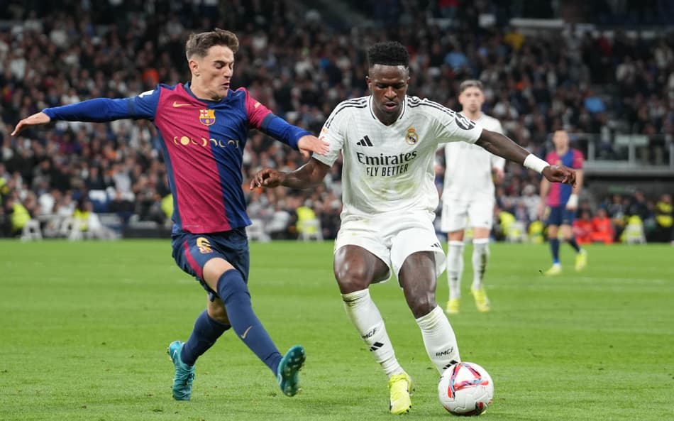 Gavi, do Barcelona, e Vinicius Junior, do Real Madrid, durante a partida de futebol do campeonato espanhol La Liga em 26 de outubro de 2024, no estádio Santiago Bernabéu, em Madri, Espanha | Crédito: Laurent Lairys / Agence Locevaphotos / Alamy Stock Photo