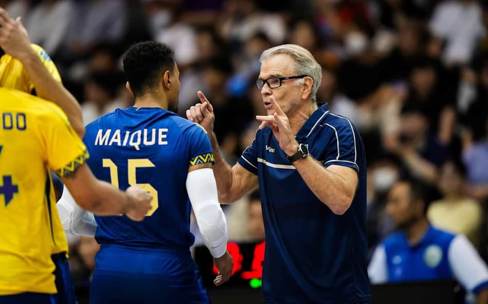 Bernardinho orienta Maique durante partida entre Brasil e Argentina na VNL (Foto: Divulgação/ VNL)