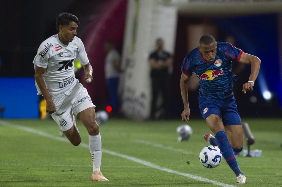 Jhon Jhon disputa bola com Souza em duelo entre Bragantino e Santos (Foto: Anderson Romao/AGIF)