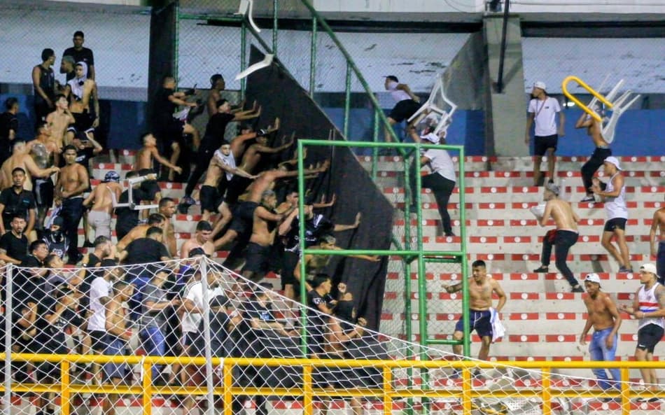 Briga generalizada entre Fortaleza e Ceará. (Foto: Kid Jr./SVM)