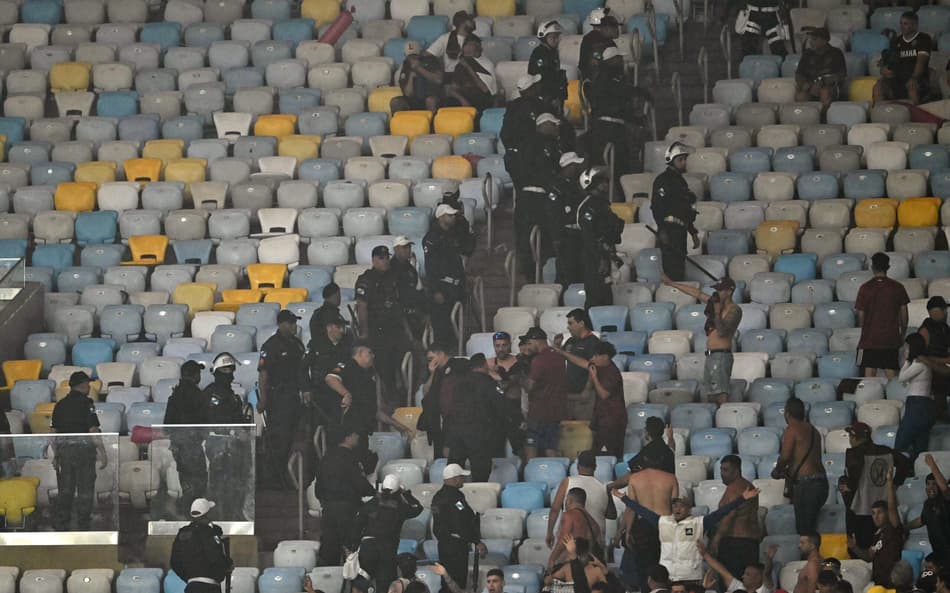 Confusão na torcida do Lanús no jogo contra o Fluminense no Maracanã pela Sul-Americana