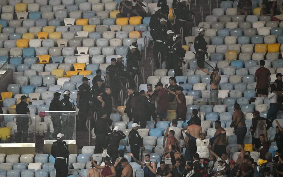 Confusão na torcida do Lanús no jogo contra o Fluminense no Maracanã pela Sul-Americana