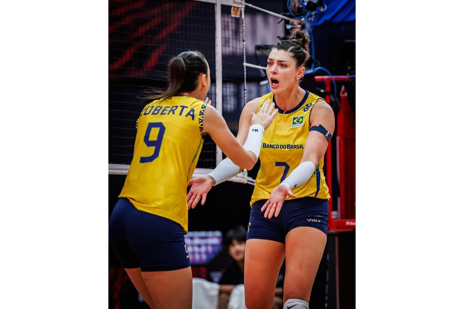 Roberta e Rosamaria comemoram ponto em Brasil x França (Foto: VolleyBall World)