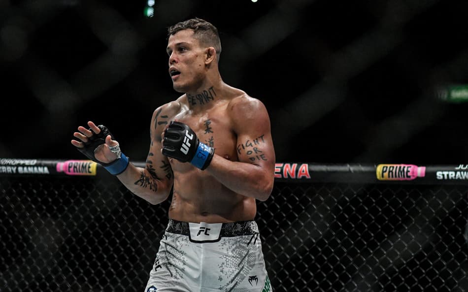 Caio Borralho em ação no UFC 301 (Foto: Thiago Ribeiro/AGIF)