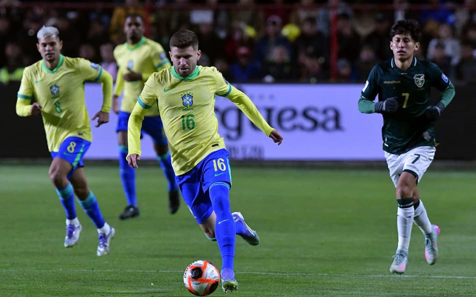 Caio Henrique em ação no jogo do Brasil contra a Bolívia em El Alto pelas Eliminatórias da Copa