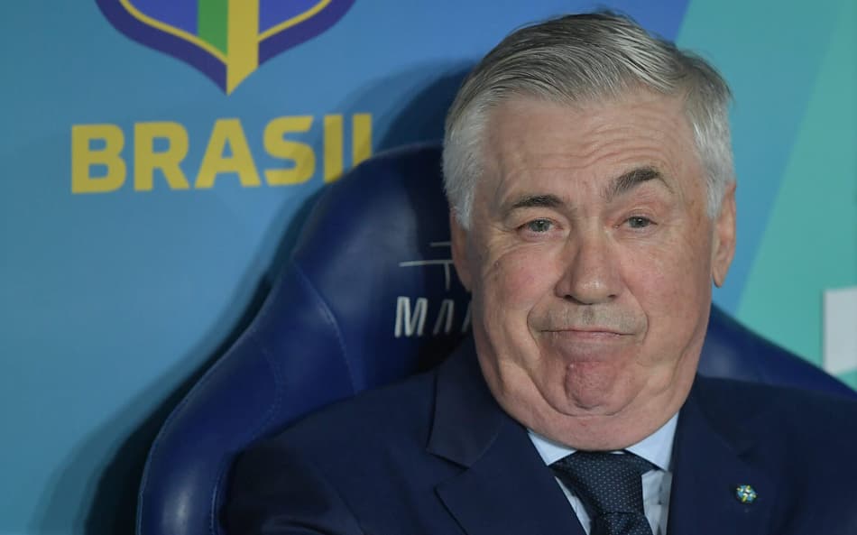 Carlo Ancelotti, técnico da Seleção Brasileira, no banco de reservas do Maracanã (Foto: Thiago Ribeiro/AGIF)