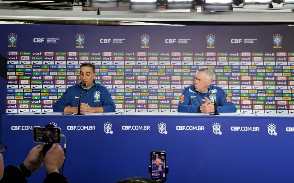 Carlo Ancelotti durante coletiva de imprensa na Granja Comary