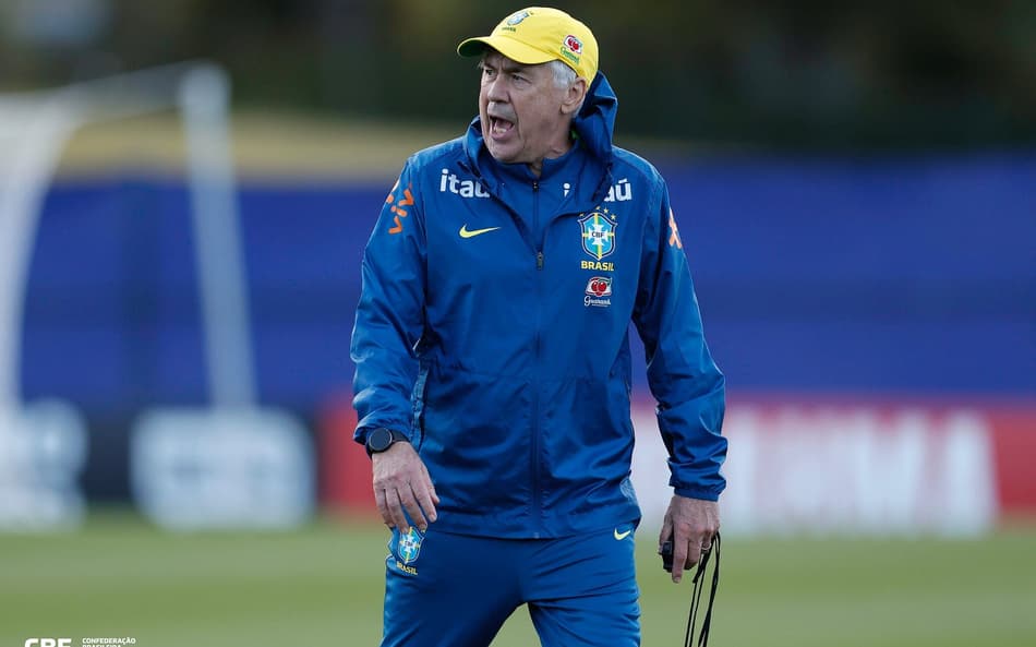 Carlo Ancelotti durante treino na Granja Comary, em Teresópolis